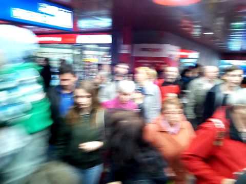 Bomba na hlavnim nadrazi v praze vchod na nastupiste jen sever. Cast