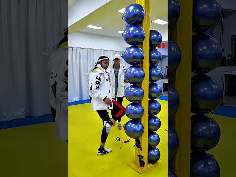 Mia sorella ha fatto scoppiare i miei palloncini con il karate! 😱🎈🥋
