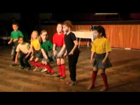 vystúpenie prvákov v rámci projektu Comenius (Rafaela stonožka)