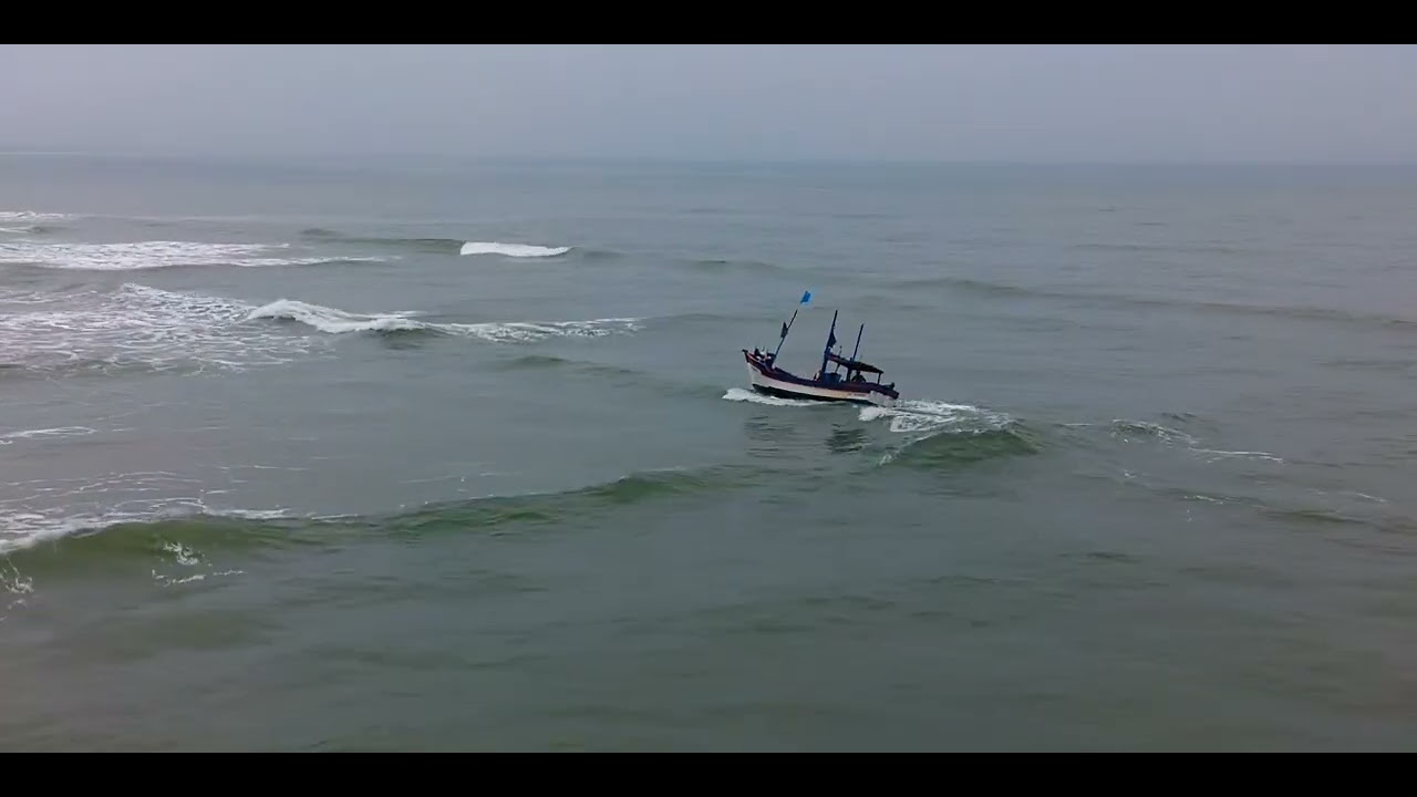 Barco quase virá no mar, Balneário Barra do Sul-SC