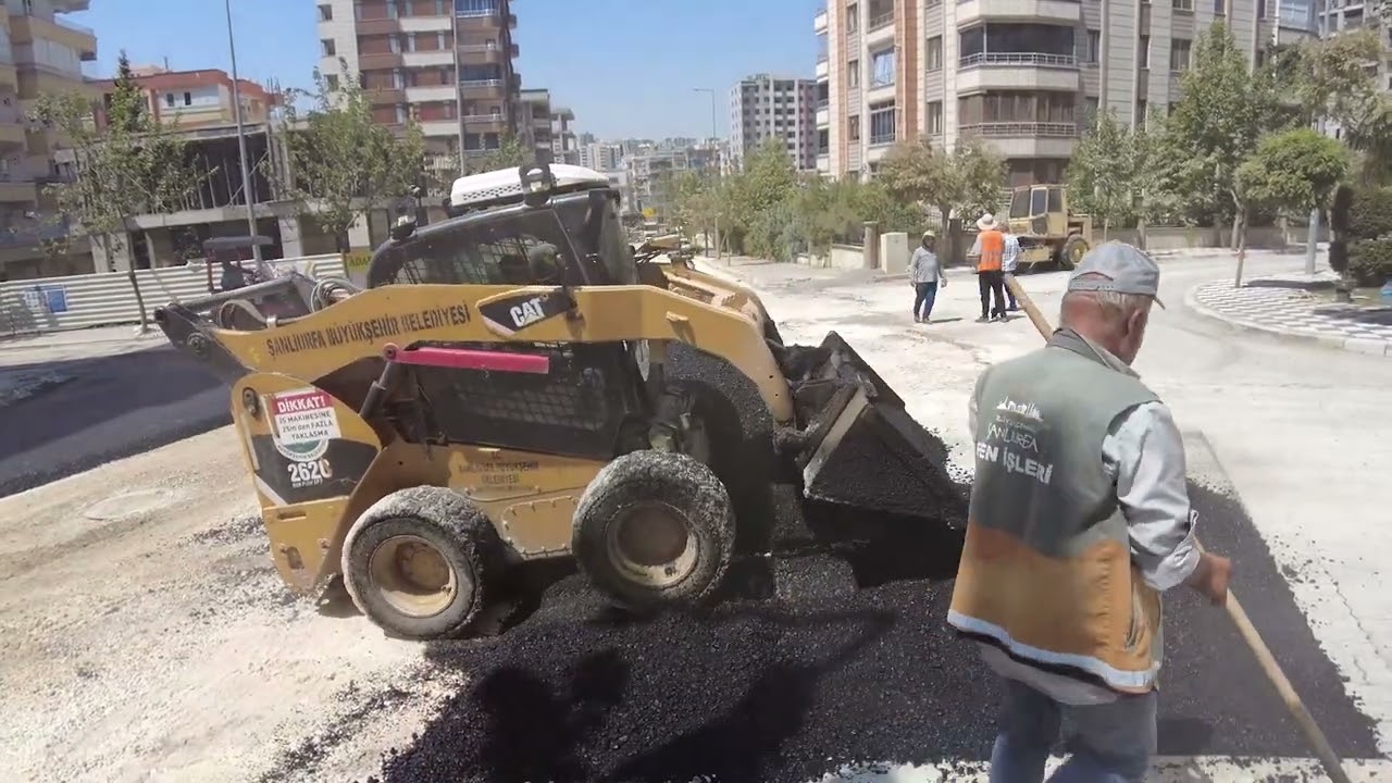 BÜYÜKŞEHİR, KARAKÖPRÜ’DE YOLLARI SICAK ASFALTLA YENİLİYOR