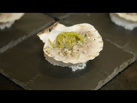 Saint Jaques sur salade de poireau, gelée de gris de Toul et andouille de Guémené