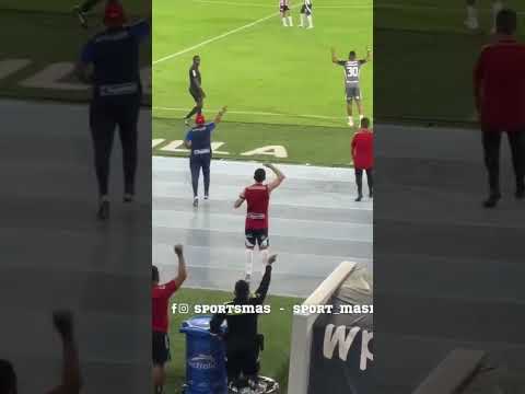 ¡Hasta la policía metió VAR en el gol del #Junior vs #Nacional! 😂⚽ #LigaBetPlay