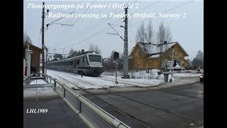 preview picture of video 'Planovergangen på Tomter i Østfold 2 / Railroad crossing in Tomter, Norway 2'