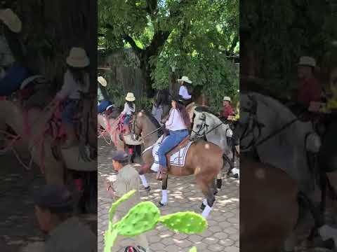 Cabalgata de Aguialares solo de mujeres