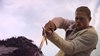 ¡Alienígenas impactados mientras los humanos libran guerra... ¿con espadas?!