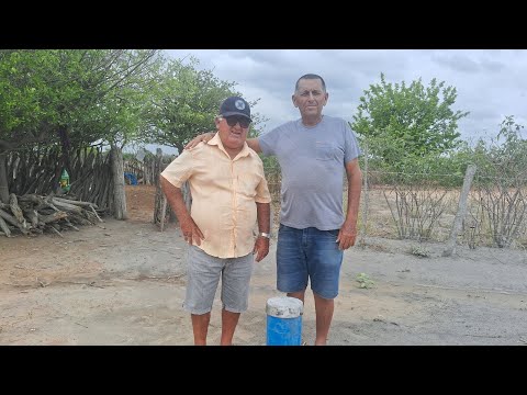 Tio Detinho está feliz da vida com o poço artesiano em Dormentes Pernambuco. 