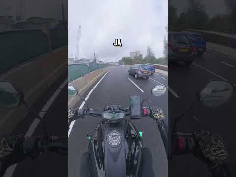 Ga naar RECHTS! 😝 #motorrijden #motorvlog