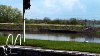 preview picture of video 'Cromwell Lock & Collingham Weir, Nottinghamshire'
