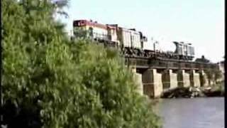 preview picture of video 'Tren desmalezador de NCA cruzando el Río Primero o Suquía'