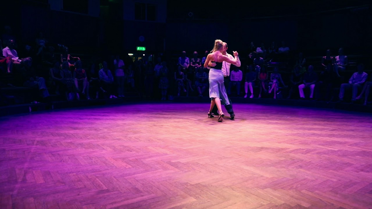 Linnéa Andersson and Daniel Carlsson - Elegante Papirusa by Miguel Calo