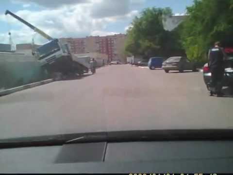Кран упал