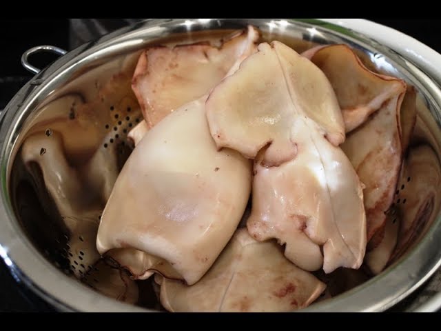 Как сварить кальмары. Варка кальмаров. Варка кальмаров. Как правильно варить кальмара замороженного неочищенного. Как правильно варить кальмары тушки.