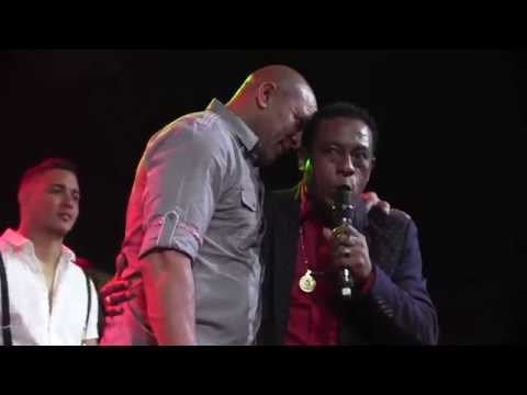 Candido Fabre le improvisa al pelotero Antonio Pacheco