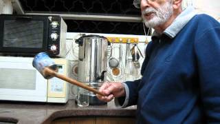 מיכל השקיה לעציצי חלון הרחוקים ממך (ידידנו היקר משה רצון ז"ל) - התמונה מוצגת ישירות מתוך אתר האינטרנט יוטיוב. זכויות היוצרים בתמונה שייכות ליוצרה. קישור קרדיט למקור התוכן נמצא בתוך דף הסרטון