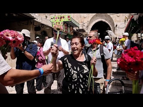 Video Thumbnail: Peace activists rally to protect Palestinians during Jerusalem flag march