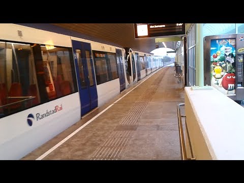 RET Metro 2*Type RSG3 op De Akkers richting uitloopspoor (metrolijn D)