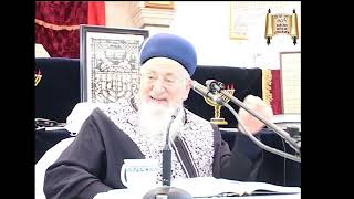 האם מותר ללבוש נעלי ספורט בתשעה באב? - מרן הרב מרדכי אליהו (הרב מרדכי אליהו זצ"ל) - התמונה מוצגת ישירות מתוך אתר האינטרנט יוטיוב. זכויות היוצרים בתמונה שייכות ליוצרה. קישור קרדיט למקור התוכן נמצא בתוך דף הסרטון