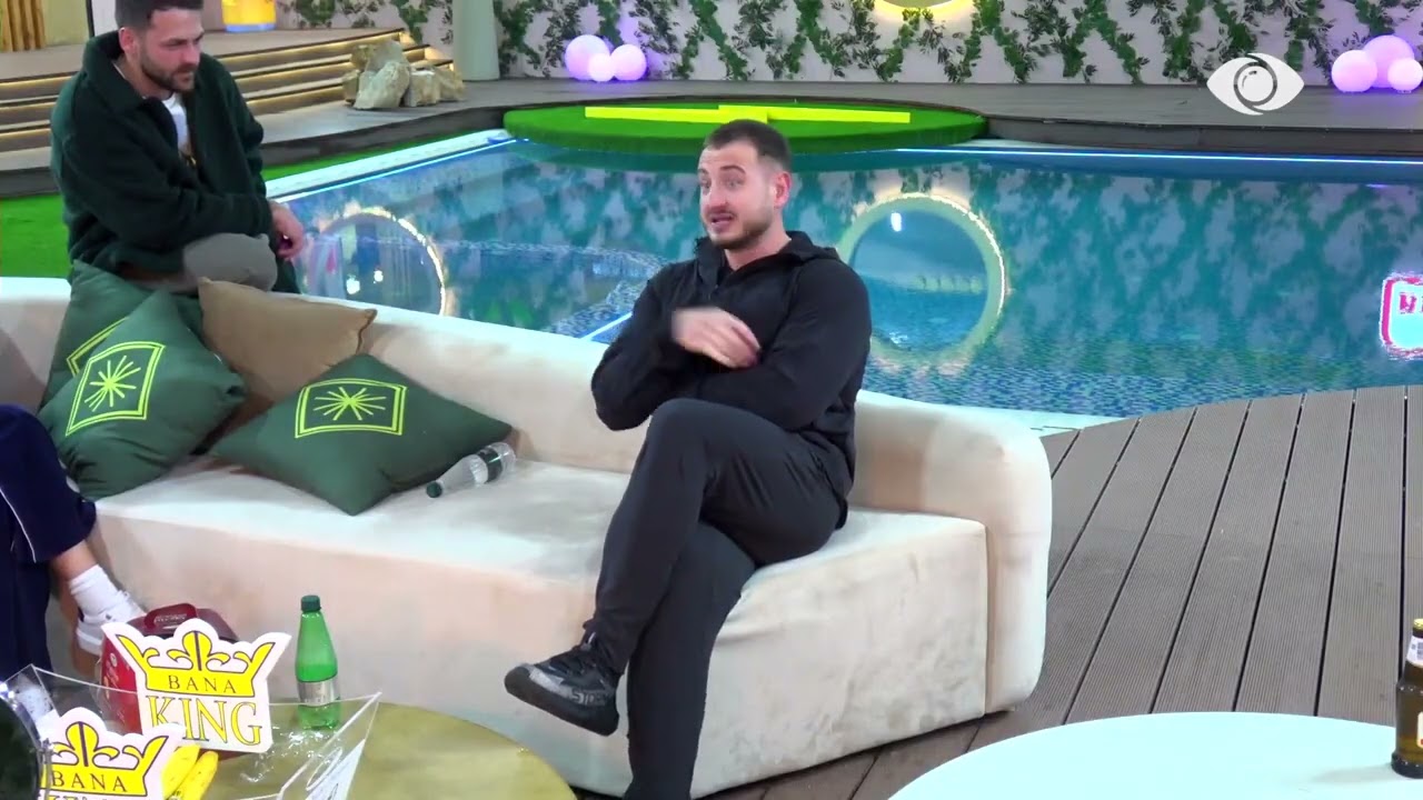 “Paqe në botë…”/ Xumi imiton Danjën dhe Livian, të qeshura mes banorëve