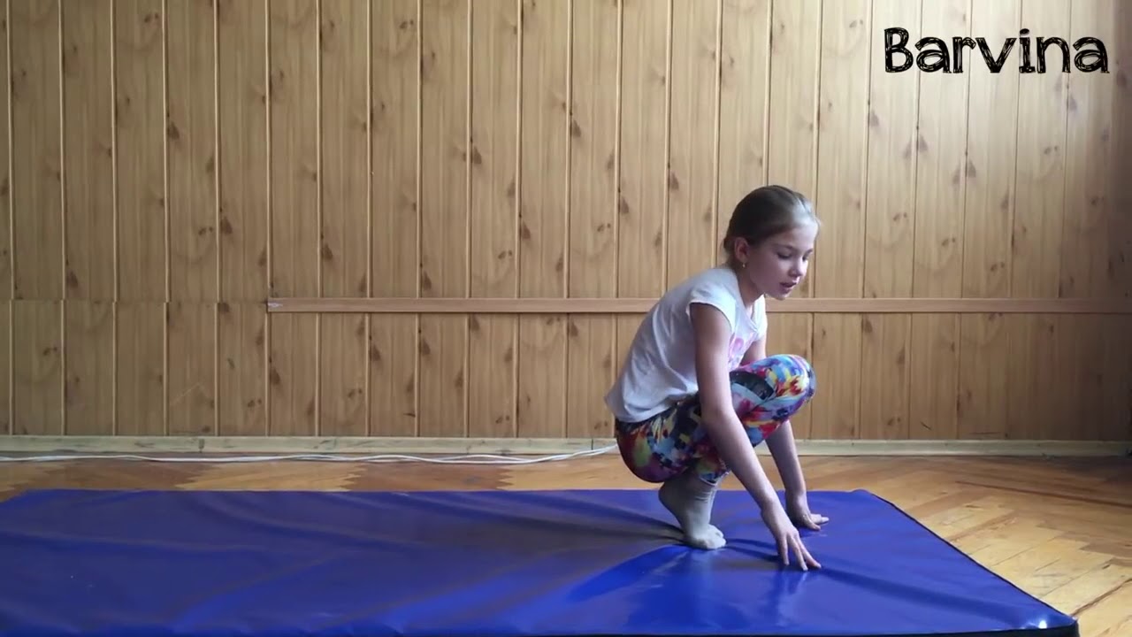 Кувырок назад в гимнастике. Гимнастический кувырок. Кувырки на белом фоне. Кувырки детское. Акробатика перекаты кувырки.