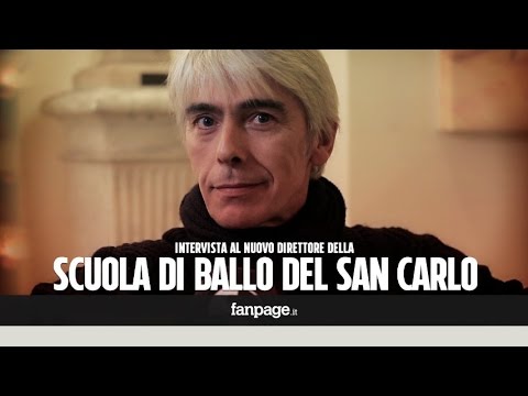 Verso su una maschera su una faccia Lo stringimento di pacchi di faccia schiumoso