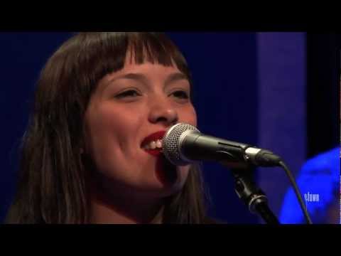 Kate Earl - "California" (eTown webisode #316)