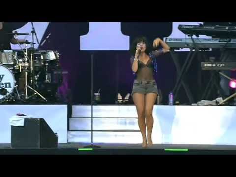 Lily Rose Cooper- Lily Allen   Womanizer (live)