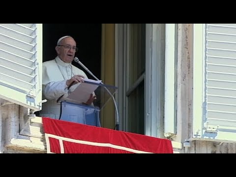 Papa en el Ángelus: Cuando uno no se aferra a la Palabra de Dios sino a los horóscopos, se hunde