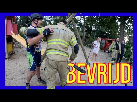 Kind vast in schommel- VOLUNTEERS DUTCH FIREFIGHTERS -