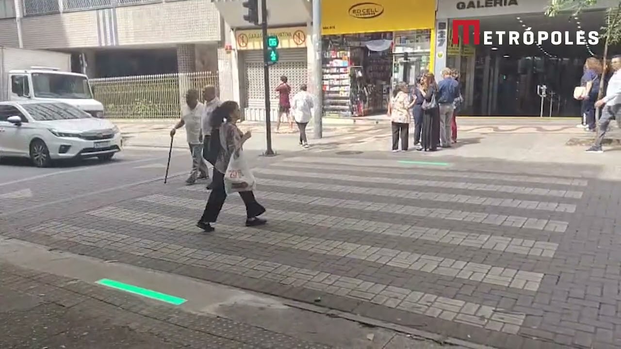 Belo Horizonte testa barras de LED em faixas de pedestres