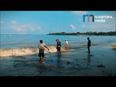 Pasca Lebaran 2026, Warga Pantai Carita Buru 'Harta Karun' di Gunungan Sampah Plastik