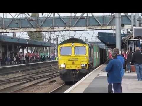 Freightliner 66955 thrashes intermodal wagons through Doncaster 18/10/14