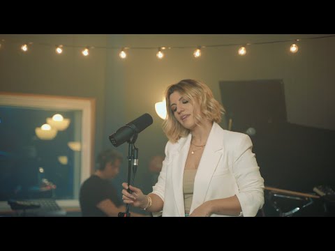 Video thumbnail for (You Make Me Feel Like) A Natural Woman - Live Set