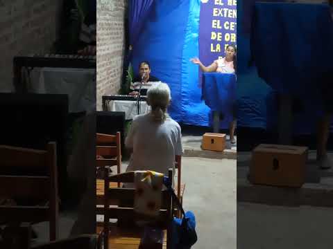 HERMANO ROBERTO CANTANDO IGLESIA EVANGELICA DIOS ES FIEL FONTANA CHACO 