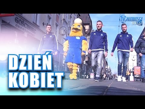 Adler i piłkarze Ruchu rozdają kwiaty z okazji Dnia Kobiet (08.03.2017 r.)