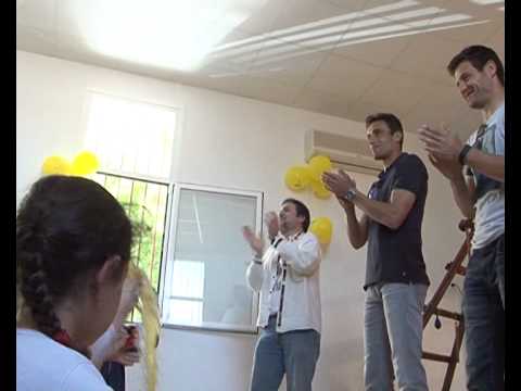 Los jugadores del Alba ayudan a repartir sonrisas