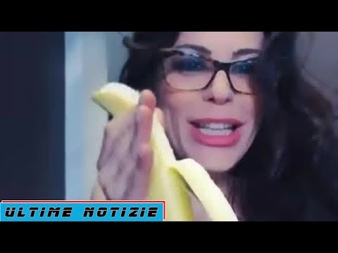Naike Rivelli regala un’altra perla ingoiando una banana: il Regalo alla madre Ornella Muti [VIDEO]