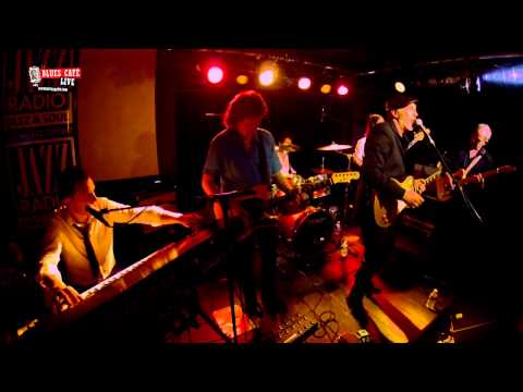 Ahmed Mouici and the Golden Moments "It's a Man's Man's Man's World" // Blues Café Live