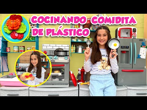 JUGANDO A LA COCINITA/ COMIDITAS DE PLÁSTICO #laracampos #cocinita