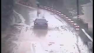 preview picture of video 'Car Gets Stuck In A Landslide'