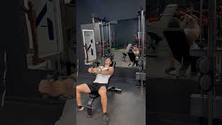 CRUCES EN POLEA EN BANCO INCLINADO 60º