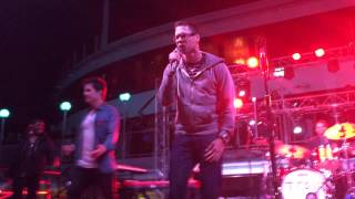 Fan sings with Train! 50 Ways to Say Goodbye - Sai