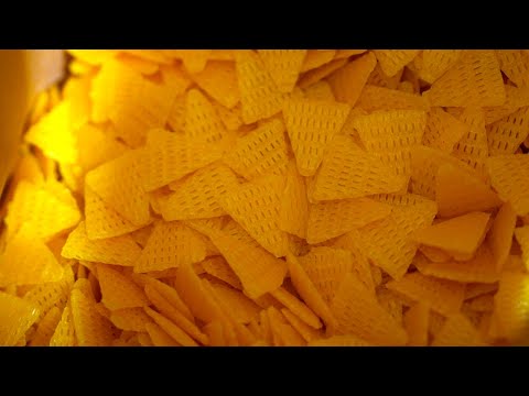 ポリンキーを大量生産するプロセス。サクサクとした食感がおいしい、一口サイズの三角形のコーンスナック菓子の製造プロセスに密着！
