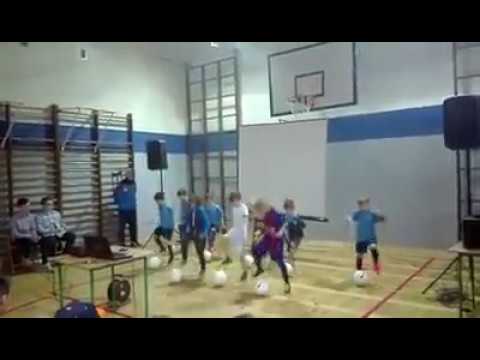 Dni otwarte w SP Kobylnica - pokaz piłkarski.