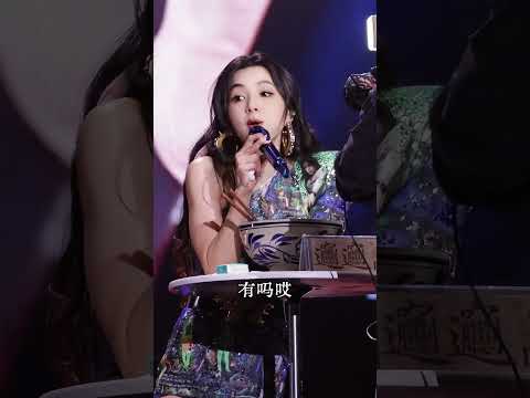 黑色抹胸+高难度真空腹，下一秒就着红油吸溜面——这姐的演唱会永远猜不到下一幕#陈嘉桦西安演唱会直拍现场  #陈嘉桦演唱会 #陈嘉桦 #Ella