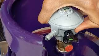 How to connect and disconnect gas regulator from a gas cylinder