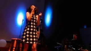 Elena Gadel cantando "Ulls Petits" en Sta.Coloma de Farners