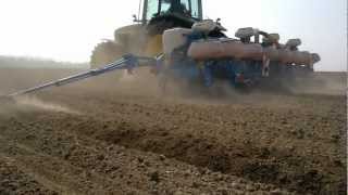 preview picture of video 'Semis de maïs 2012 : John-Deere 7710 / Monosem 8 rangs'