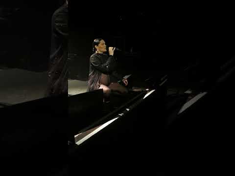 Jessie J singing happy birthday and talking to a fan (28.02.23)