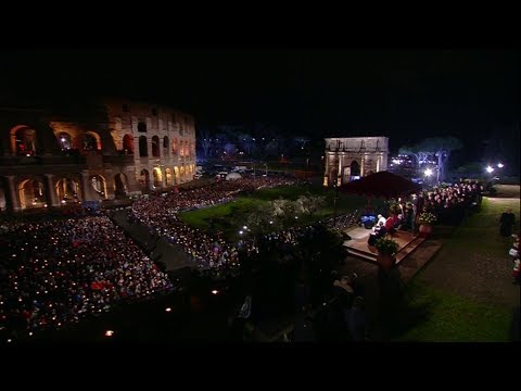 El Papa reza en el Coliseo un conmovedor Vía Crucis compuesto por adolescentes